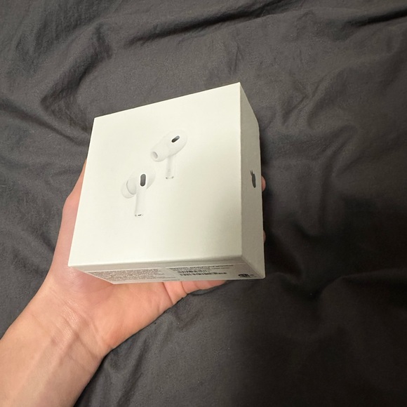 Apple AirPods Pro 2nd Generation With MagSafe Wireless Charging Case - Picture 4 of 7